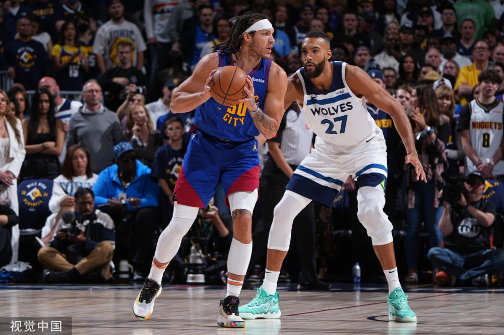 对中场球员 对中场球员